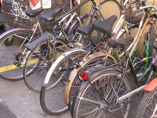 Fototapeta na wymiar bicicletta nei vicoli della città