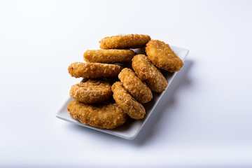 nuggets de pollo sobre un fondo blanco