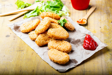 nuggets de pollo sobre una mesa rústica