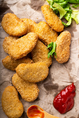 nuggets de pollo sobre una mesa rústica