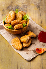 nuggets de pollo sobre una mesa rústica