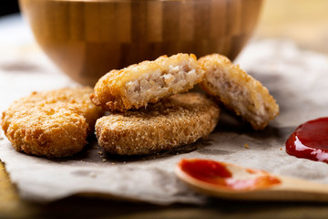 nuggets de pollo sobre una mesa rústica