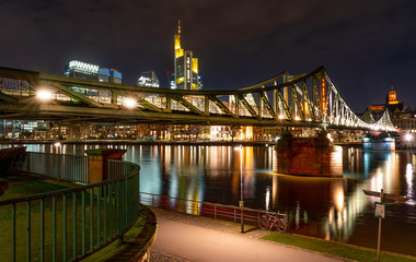 Fototapeta na wymiar Frankfurt am Main Skyline und Eiserner Steg