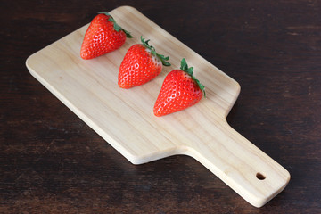 カットボードの上に並ぶ苺