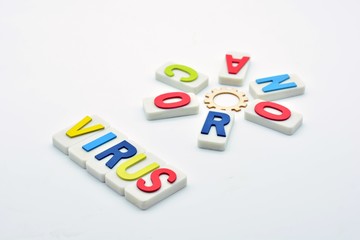 Las palabras corona y virus hechas con fichas de domino de diferentes formas