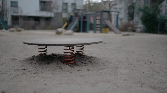 Spielplatz leer - H&uuml;pfplatte