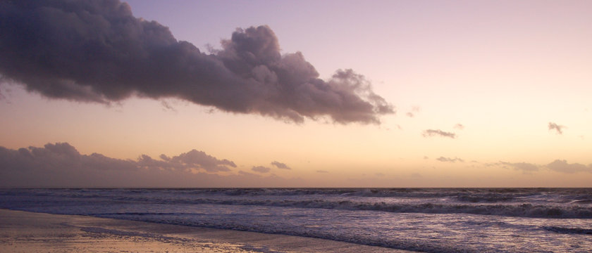Banni&egrave;re d'un paysage de plage en bord de mer au coucher du soleil