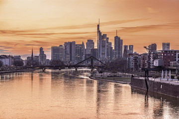 Fototapeta na wymiar Abendrot über der Frankfurter Skyline 