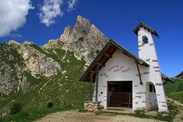 Fototapeta na wymiar Mountain chapel, Falzarego pass, Dolomites, Italy