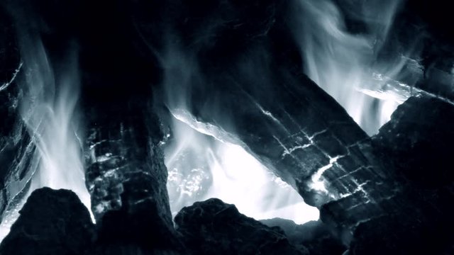 Electric fireplaces with built-in evaporator converts water into steam