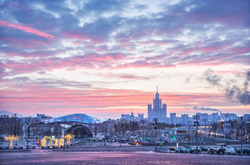 Розовый рассвет над высоткой Pink dawn sky above a skyscraper