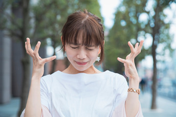 ショックを受けて悲しい表情をする女性