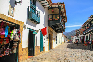 Fototapeta na wymiar Weiße Gebäude und Balkon im Kolonialstil am Marktplatz der Stadt Villa de Leyva in Kolumbien