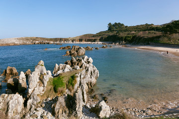 Playa rocosa de Toróo en Llanes, Asturias