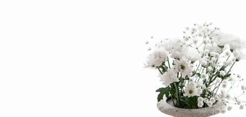 カスミソウと菊のブーケ 白背景 左側にコピースペース