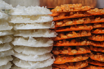 Street Food in Bogotá, Kolumbien: süßes Gebäck mit Kokos und Karamell in orange und weiß