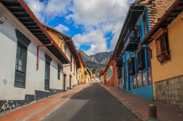 Enge Straße mit bunten niedrigen Häusern mit bunten Fassaden in Bogotá, Kolumbien