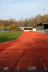 Startplätze für die Leichtathletik bei Sonnenschein im Sportplatz am Walkenfeld bei Schloss Brake...