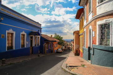 Enge Straße mit bunten niedrigen Häusern mit bunten Fassaden in Bogotá, Kolumbien