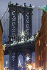 Fototapety  Manhattan Bridge nocą, widok z Dumbo Park