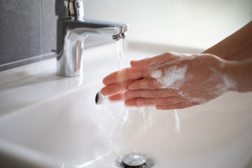 Hände waschen - Frauenhände