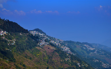 Fototapeta na wymiar View across downtown of Darjeeling towards the dramatic mountain range of Kanchenjunga