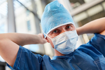Chirurg in der Notaufnahme in blauer OP-Kleidung