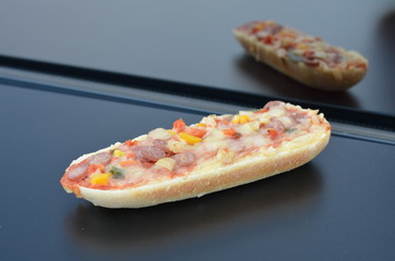 wypieki z pieca , pieczywo , bułeczki , bułki ,z pieca bochenki , pieczone ,z pieca ,pizza , picreinka , mini pizza , pizza