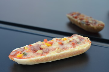 wypieki z pieca , pieczywo , bułeczki , bułki ,z pieca bochenki , pieczone ,z pieca ,pizza , picreinka , mini pizza , pizza