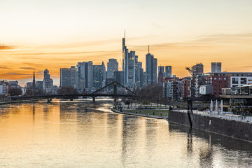 Fototapeta na wymiar Frankfurt Skyline bei Sonnenuntergang 