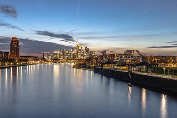 Naklejka premium Frankfurter Skyline bei Sonnenuntergang 