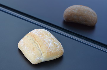 wypieki z pieca , pieczywo , bułeczki , bułki ,z pieca bochenki , pieczone ,z pieca , prosto z pieca , do piekarni reklama  , pieczone , bułka z pieca , wypieki z piekarni  , z cukierni  , śniadanie,