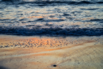 Romantischer Sonnenuntergang, brennender Himmel auf Sunibel Island, orange Spiegelung und Gischt