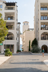 Obraz premium The facade of a modern white building with arches and balconies. Cityscape.