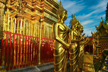 Fototapeta premium Temple de Thaïlande avec ses statues et stupas