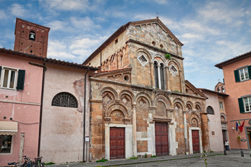 Obraz premium Pisa, Tuscany, Italy: the ancient San Frediano catholic church in Romanesque style
