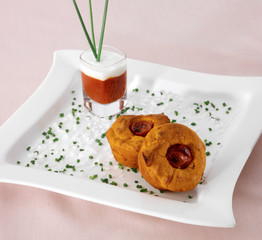 Pasticcini salati con bevanda al pomodoro