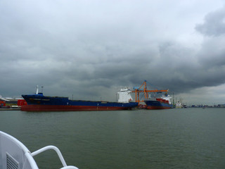 Fototapeta premium Frachtschiffe und Container im Hafen von Antwerpen.