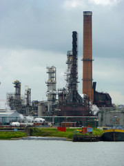 Obraz premium Eine Raffinerie im Hafen Antwerpen.