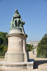 Fototapeta premium Statue de Lamarck à Paris, France