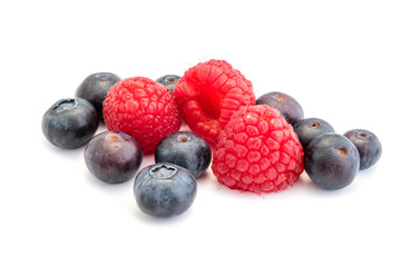 Blaubeeren und Himbeeren isoliert auf weißem Hintergrund