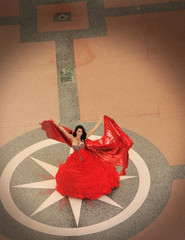 Vestido rojo con tela quinceañera visto desde arriba en la plaza , bailarina modelo posando moda...
