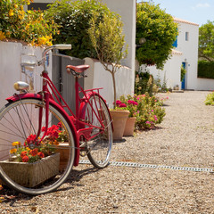 Fototapeta na wymiar Vélo rouge dans les rues de Noirmoutier, Vendée en France