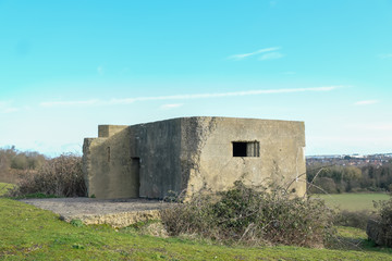 Fototapeta na wymiar Pillbox o bunker de la Segunda Guerra Mundial en lo alto de la colina