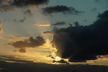 Fototapeta na wymiar Atardecer entre nubes