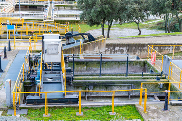 Filtering of waste in a sewage treatment plant