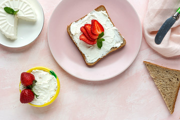 Toasted bread with fresh cheese and strawberries