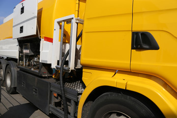 LKW liefert Heizöl (Close up of a truck delivering straight fuel oil)