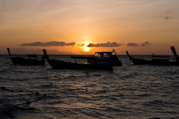 Fototapeta premium Łodzie podczas wschodu słońca na plaży Sunrise, Koh Lipe, Tajlandia, Azja