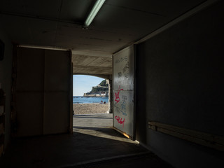 Portón de salida del aparcamiento a la playa de la Concha en San Sebastian